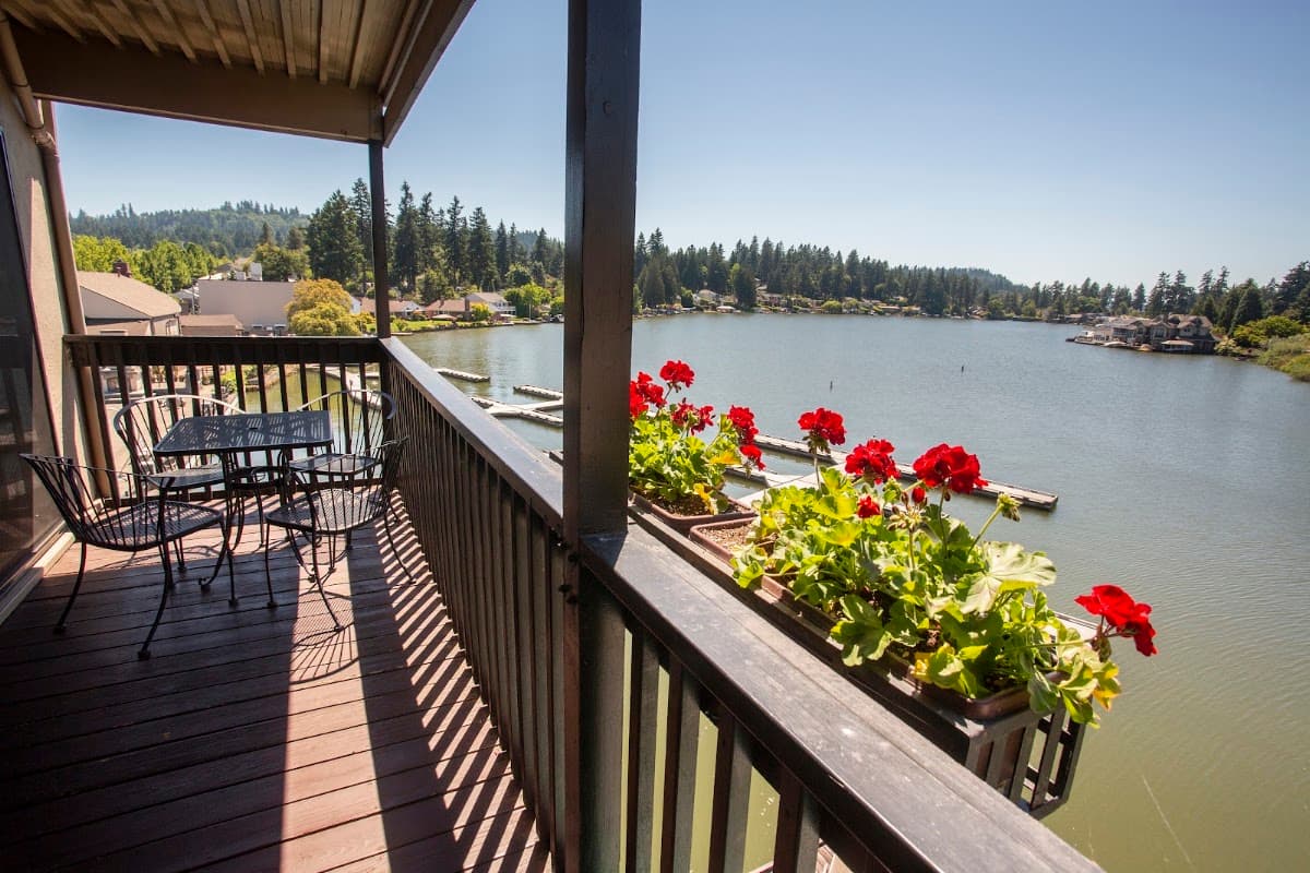 The Lakeshore Inn