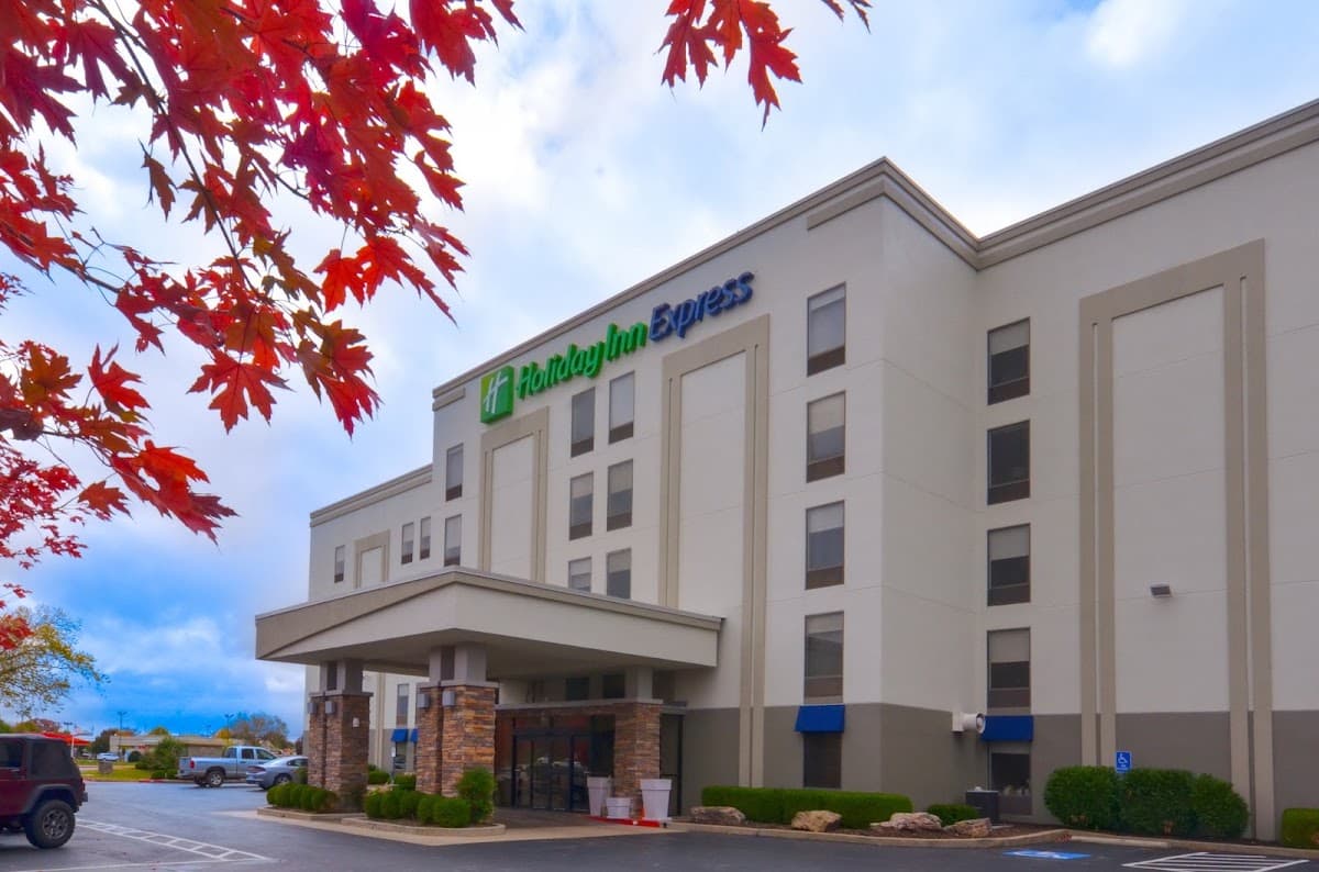 Holiday Inn Express & Suites Fayetteville-Univ of AR Area by IHG — photo 1