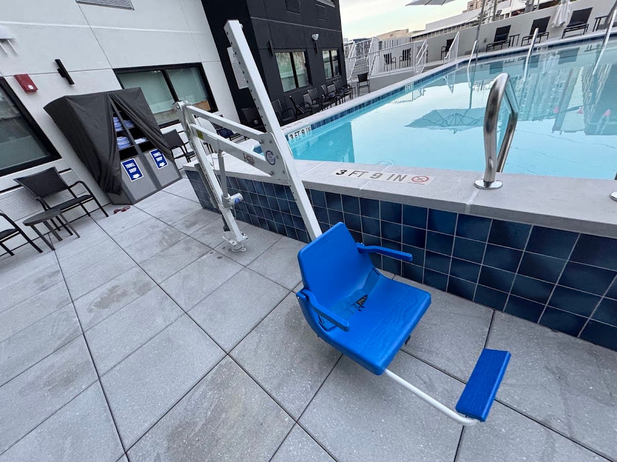 Holiday Inn Express and Suites Nashville West End Univ Area, an IHG Hotel — photo 3
