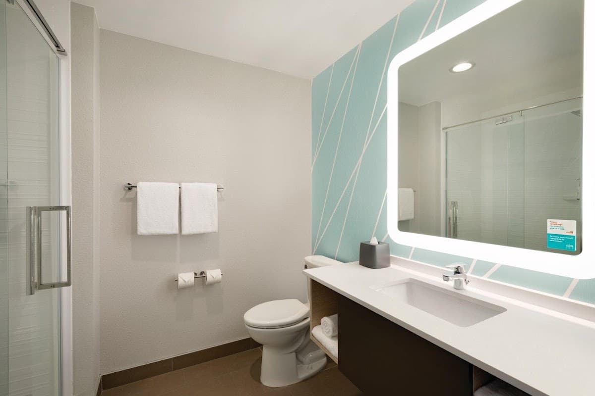 avid hotel Traverse City by IHG — photo 4