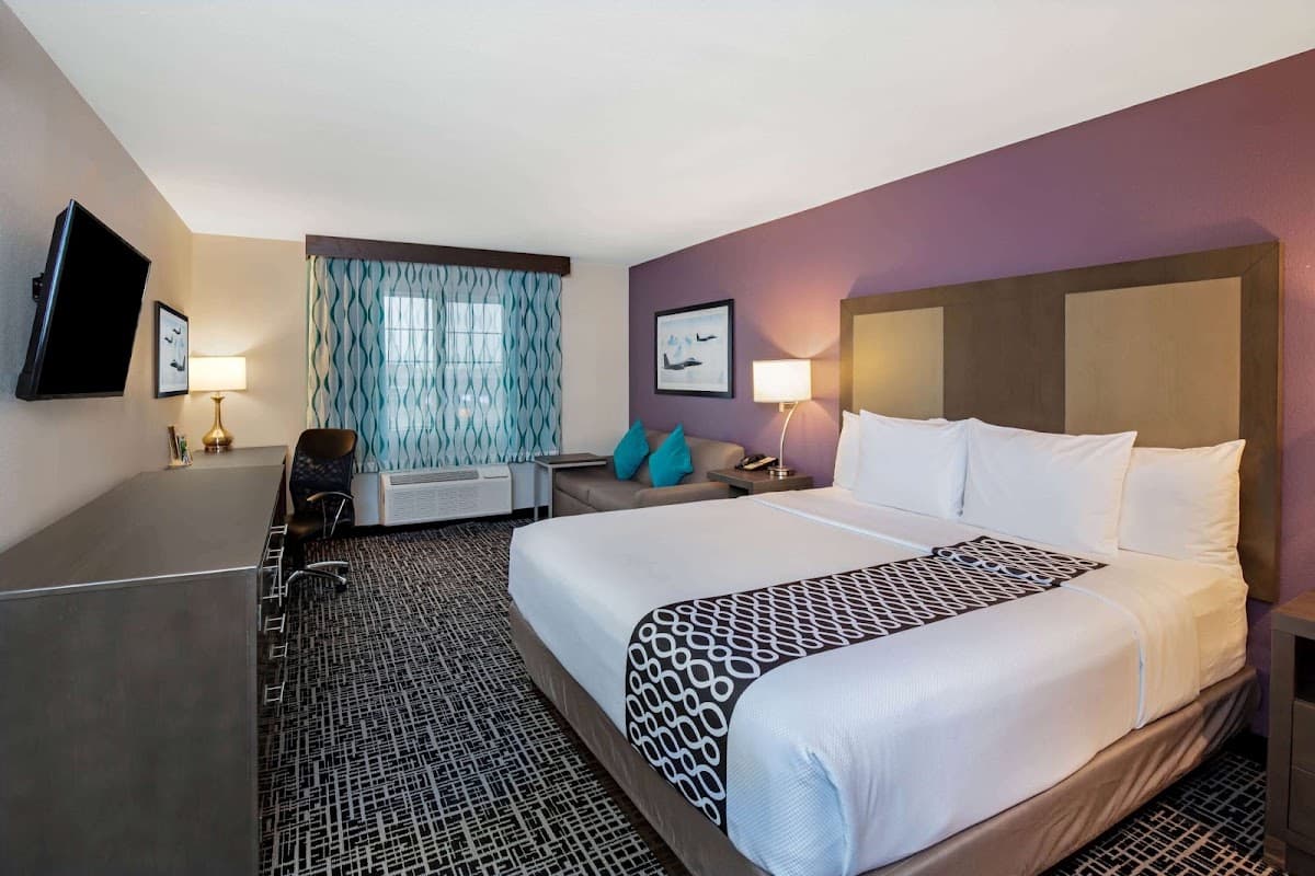 La Quinta Inn & Suites by Wyndham Las Vegas Nellis — photo 2