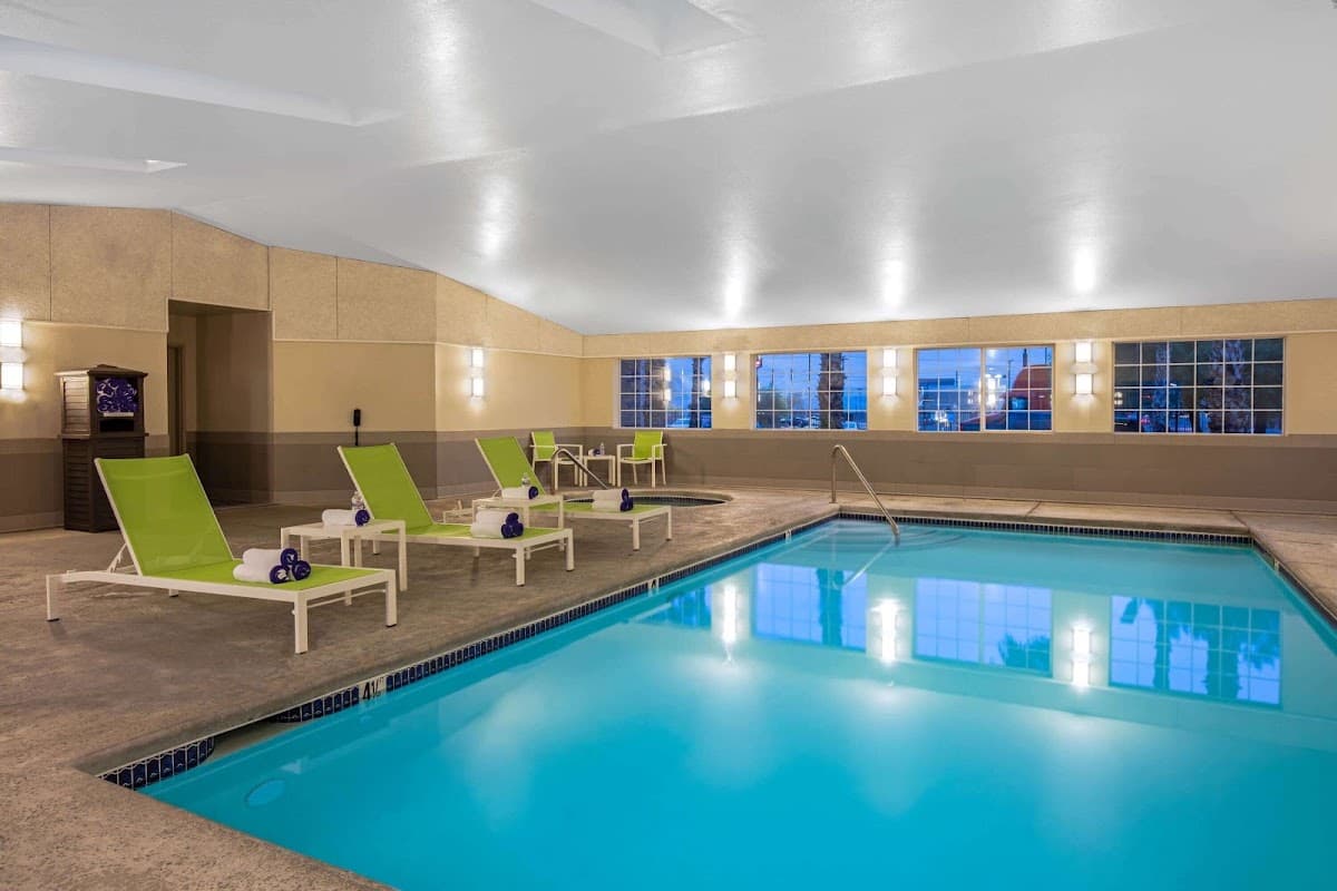 La Quinta Inn & Suites by Wyndham Las Vegas Nellis — photo 3