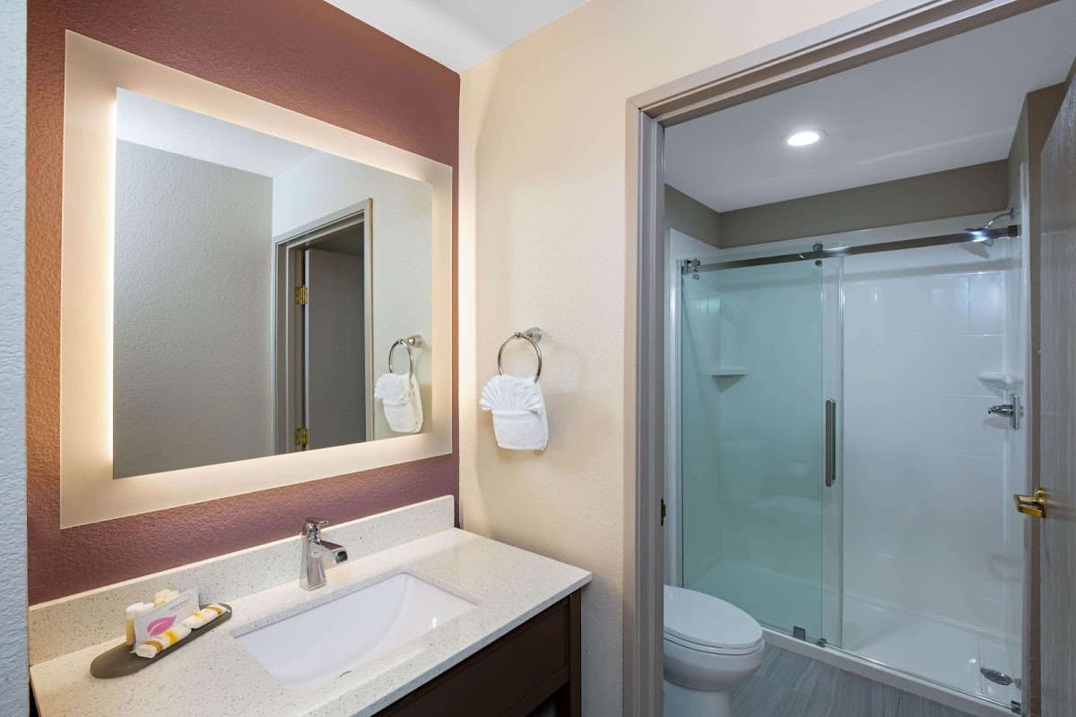 La Quinta Inn & Suites by Wyndham Las Vegas Nellis — photo 4