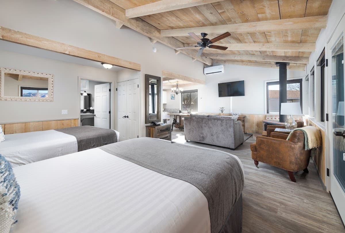 Sky Ranch Lodge — photo 2