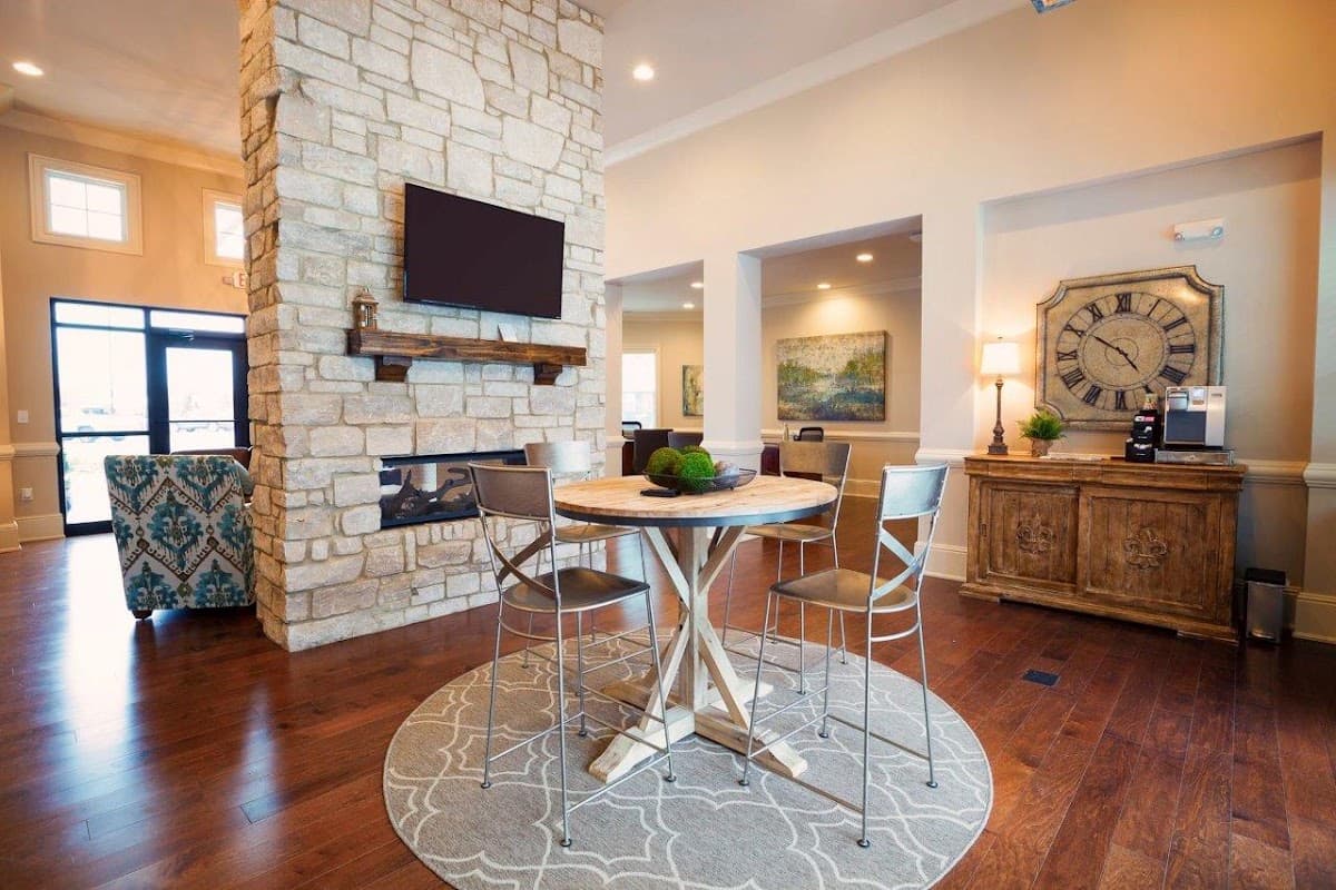 Mount Victor Olde Towne Luxury Apartments — photo 4