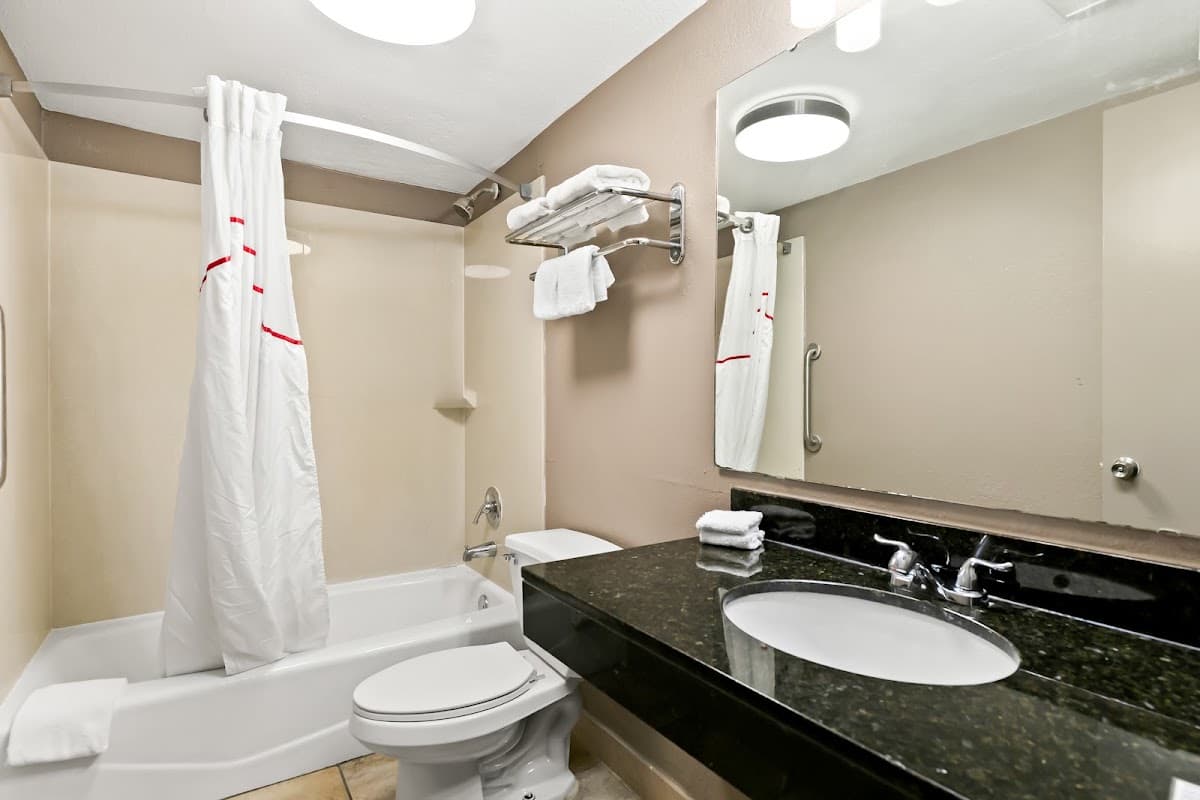 Red Roof Inn & Suites Duncan — photo 3