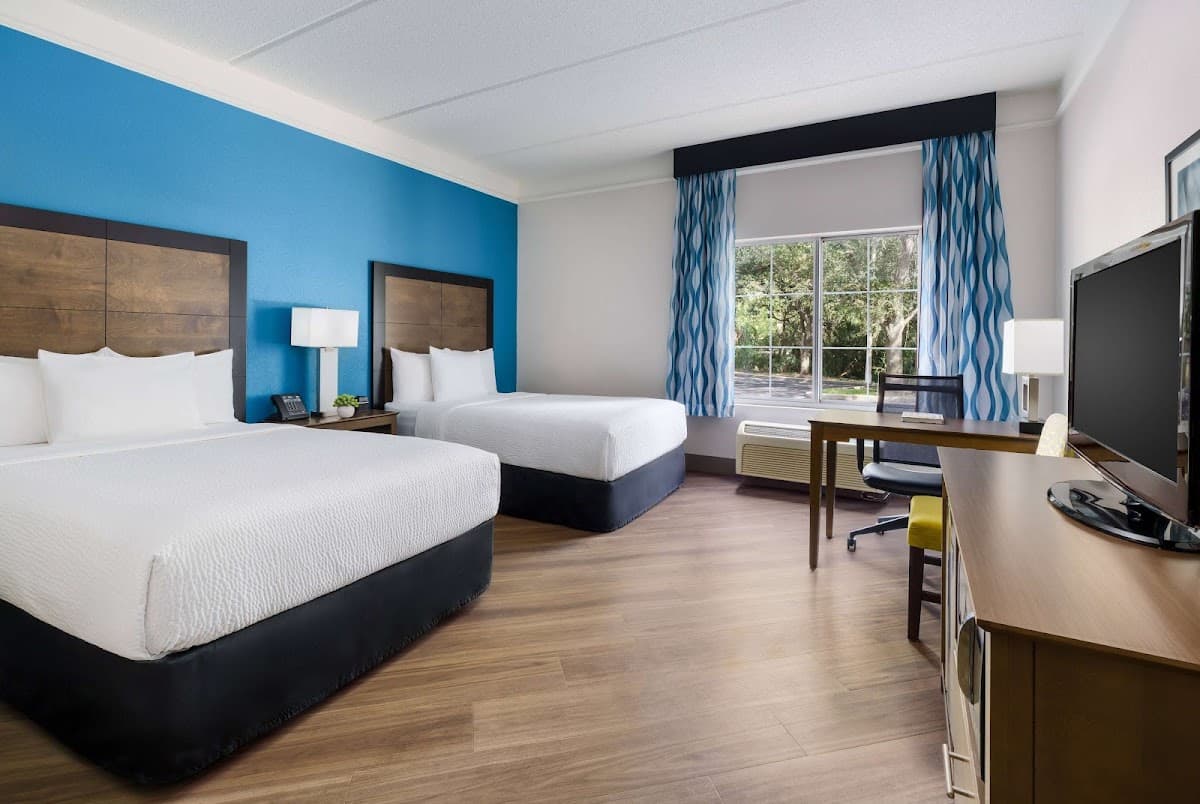 La Quinta Inn & Suites by Wyndham Tampa Brandon Regency Park — photo 2