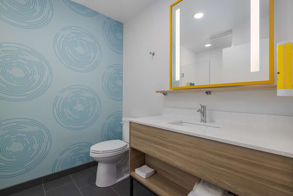 Tru by Hilton Oshkosh — photo 4