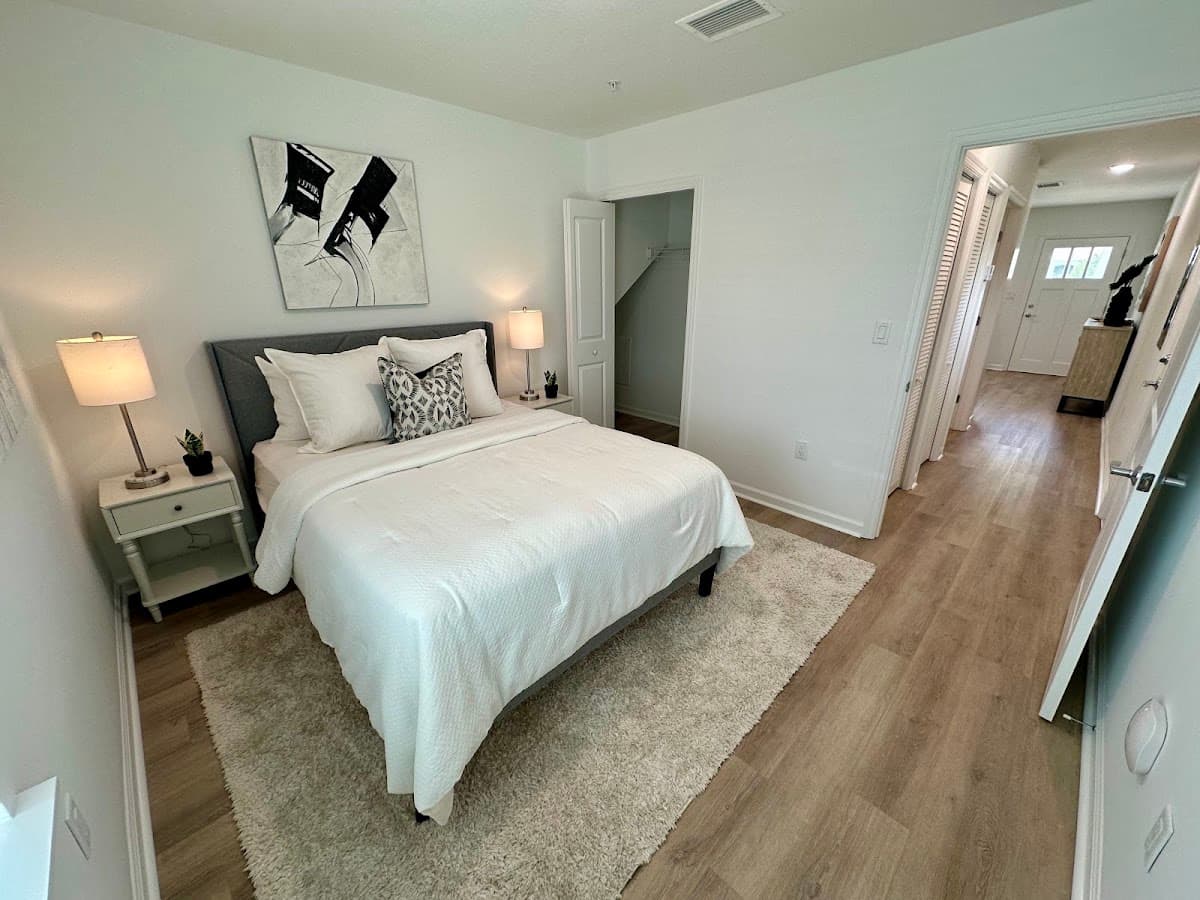 Valencia at the Park Apartments — photo 2