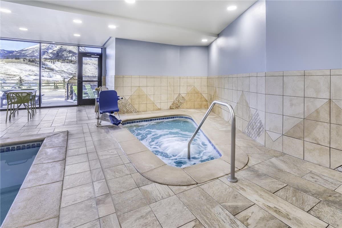 Hampton Inn & Suites Silverthorne — photo 3