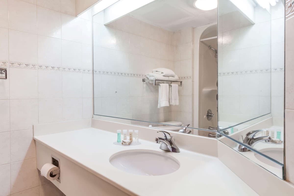 Howard Johnson by Wyndham Newark Airport — photo 3