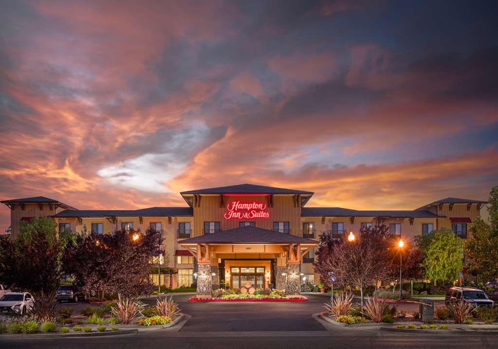 Hampton Inn & Suites Windsor - Sonoma Wine Country — photo 1