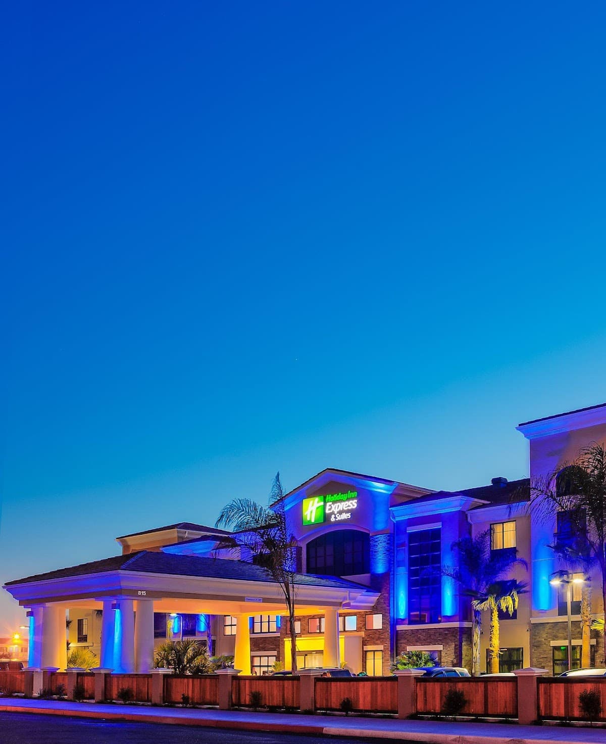 Holiday Inn Express & Suites Eureka by IHG — photo 1