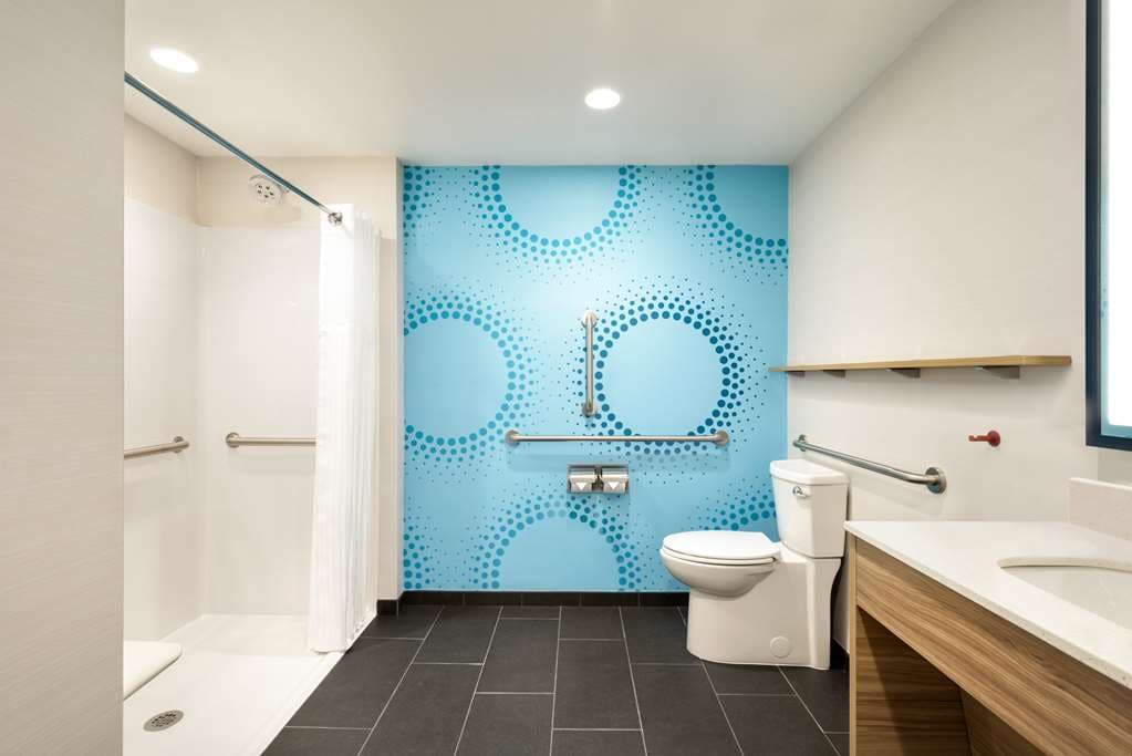 Tru by Hilton Cedar Rapids Westdale — photo 4