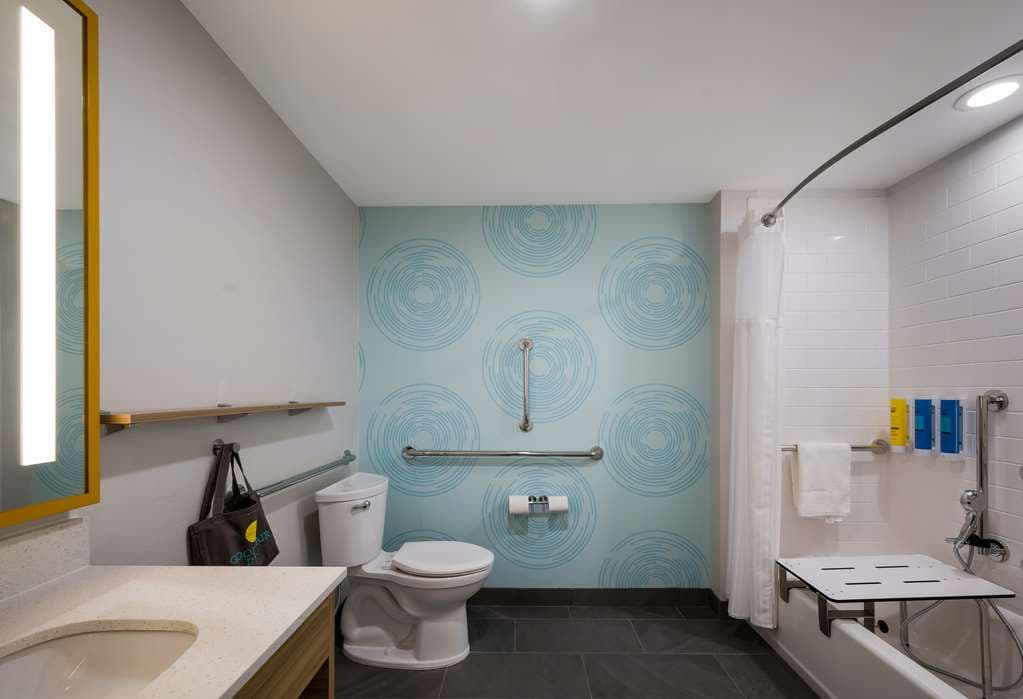 Tru by Hilton Novi Detroit — photo 3