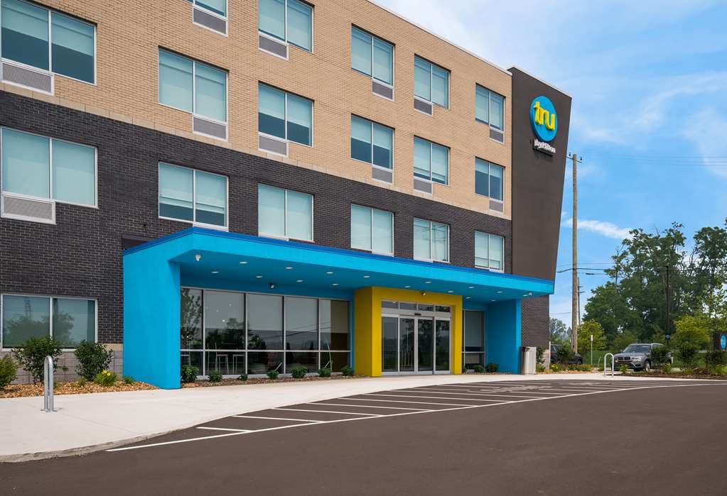 Tru by Hilton Novi Detroit — photo 4